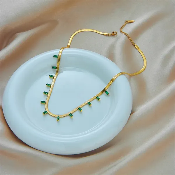 Gold_Emerald_Necklace_For_Women